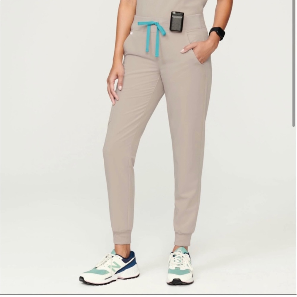 Figs scrub bottoms: jogger “Boulder” color